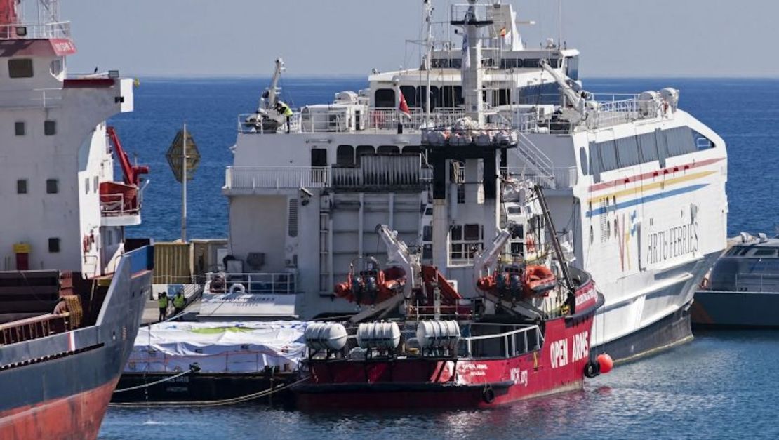 El barco de Open Arms visto atracado en el puerto chipriota de Larnaca el 11 de marzo de 2024.