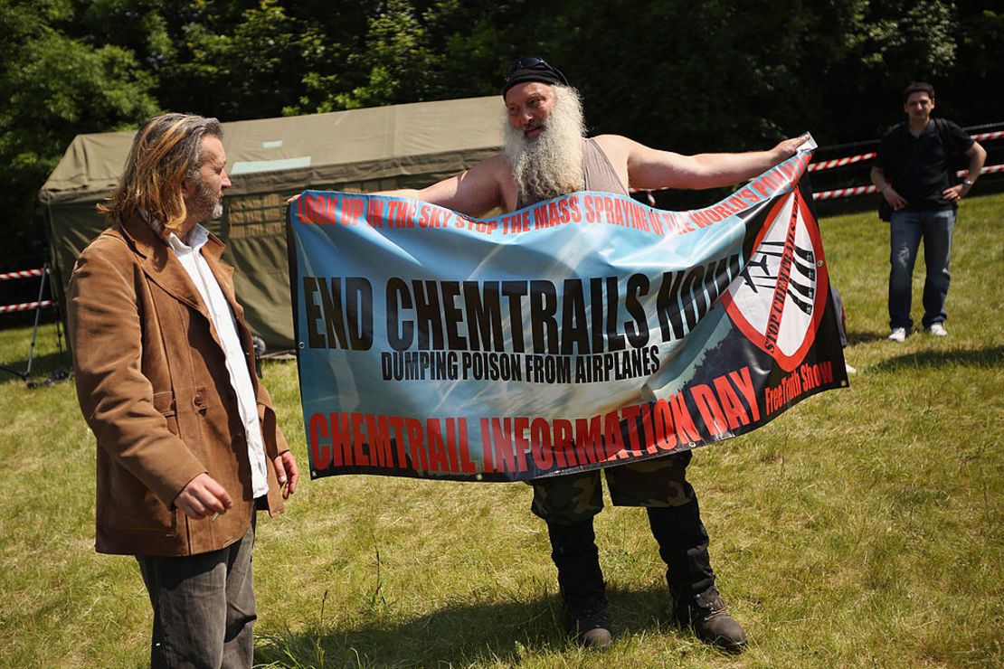 Un hombre se manifiesta contra los chemtrails en un campamento de manifestantes frente al hotel The Grove, que alberga la conferencia anual de Bilderberg, el 6 de junio de 2013 en Watford, Inglaterra.