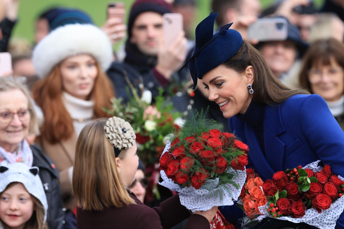 Catherine, princesa de Gales, recibe ramos de flores después de asistir al servicio de la mañana de Navidad en la iglesia de Sandringham, el 25 de diciembre de 2023 en Sandringham, Norfolk.