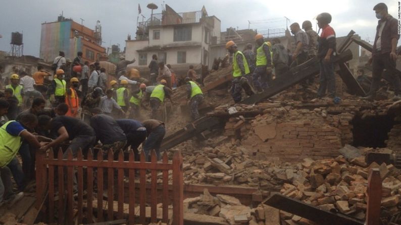 El sismo de magnitud 7,8 ocurrió a las 11:41 del sábado (hora local) y su epicentro fue localizado a menos de 80 kilómetros de Katmandú, la capital de Nepal.
