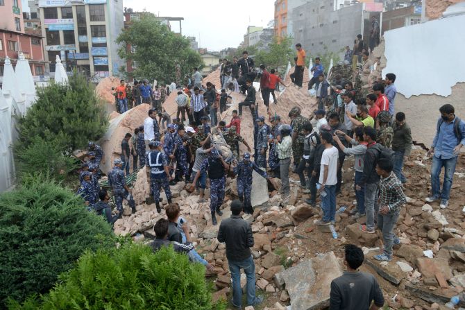 Miembros de rescate nepalíes llevan el cuerpo de una víctima de la Torre Dharahara colapsada en Katmandú.