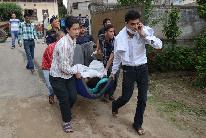 Trabajadores de la salud de Nepal auxilian a las personas heridas en el poderoso terremoto.