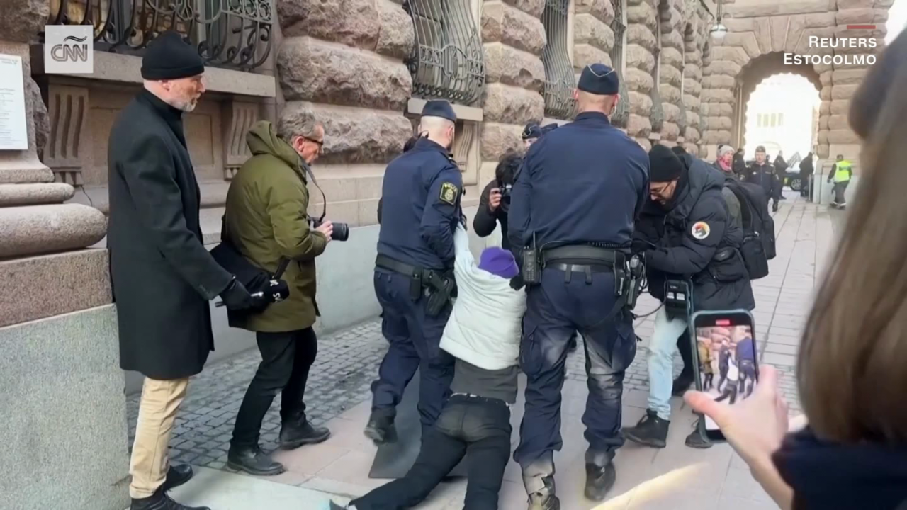 CNNE 1636449 - greta thunberg es arrastrada por la policia en una protesta climatica