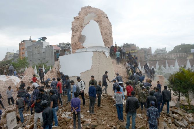Miembros de rescate nepalíes y espectadores se reúnen en la Torre Dharahara derrumbado en Katmandú el 25 de abril de 2015.