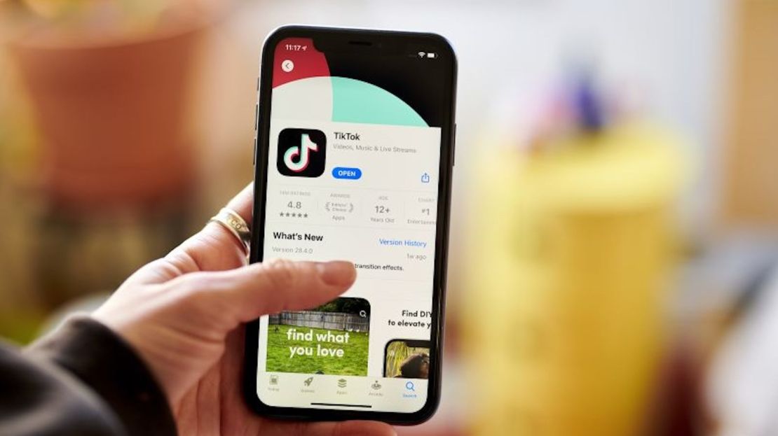 La aplicación TikTok para descargar en la App Store de Apple en un teléfono inteligente dispuesta en el distrito de Brooklyn de Nueva York, EE.UU., el jueves 9 de marzo de 2023.