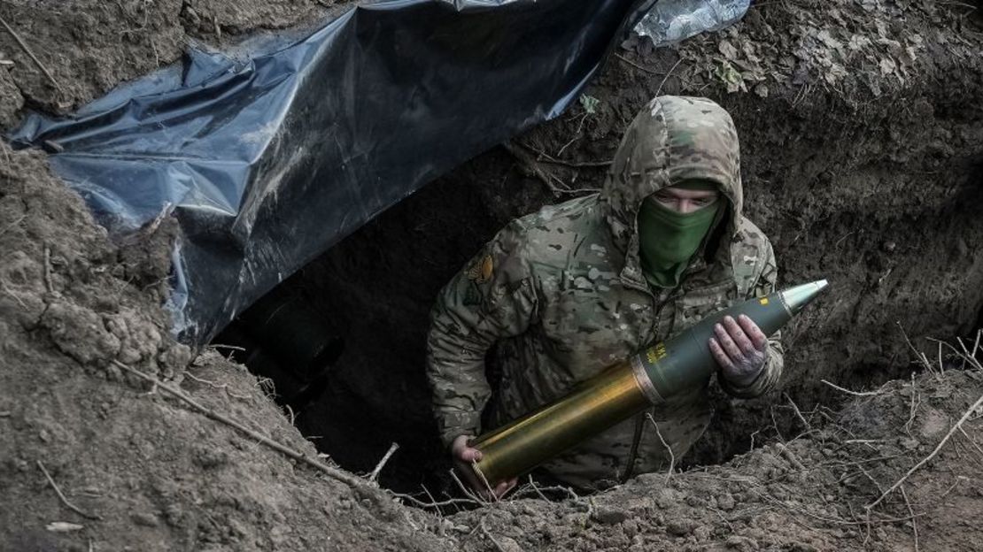 Un soldado ucraniano sostiene un proyectil de artillería cerca de la ciudad de Kreminna, Ucrania, 4 de marzo de 2024.