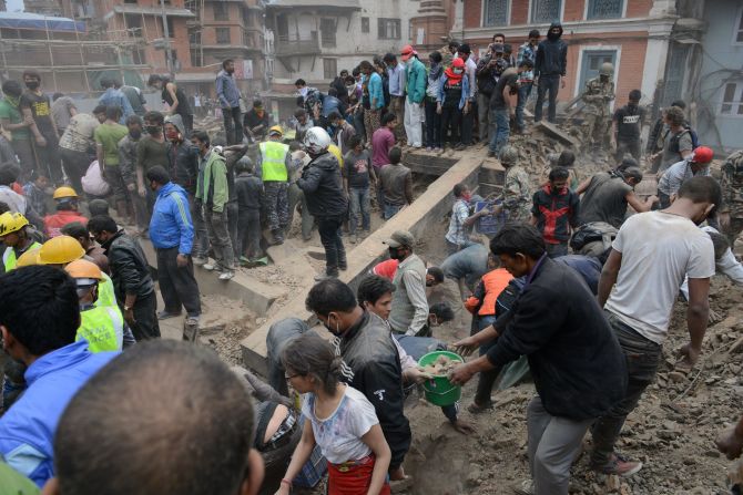 En medio del caos, los nepalíes se solidarizaron para ayudar a las víctimas del terremoto.