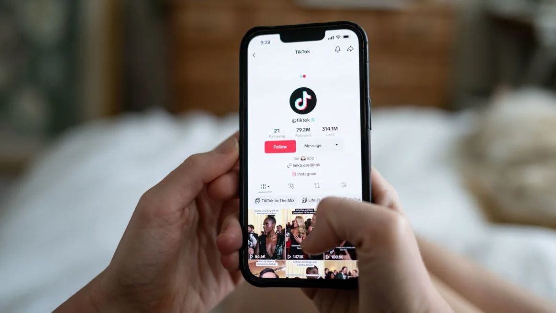 La Cámara de Representantes de Estados Unidos votó a favor de promover una legislación que prohibiría TikTok a menos que se separe de su empresa matriz china, ByteDance. Will Lanzoni/CNN