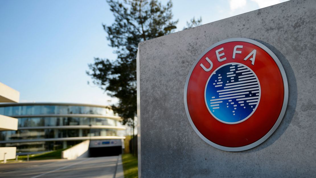 Logo de la UEFA en la sede de Nyon. Crédito: FABRICE COFFRINI/AFP vía Getty Images