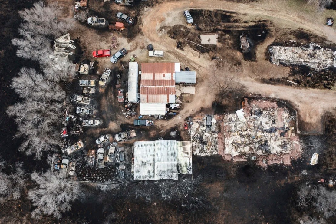 Varios vehículos y viviendas destruidos por el incendio de Smokehouse Creek en Canadian, Texas, el 29 de febrero. Las mismas zonas de Texas están en riesgo de incendios una vez más este miércoles.