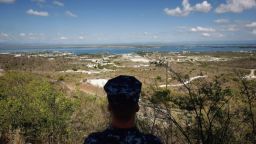 En esta imagen de archivo revisada por el Ejército de Estados Unidos, un marinero de la Marina estadounidense observa la Base Naval de EE.UU. en la Bahía de Guantánamo, Cuba.