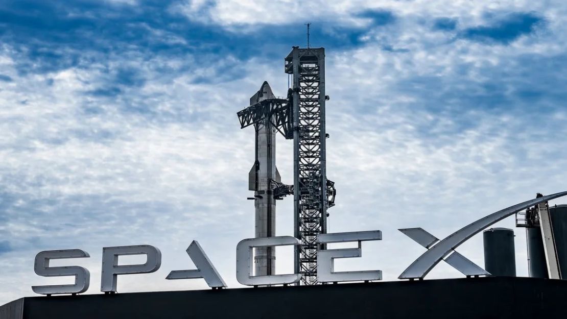 El cohete Starship de SpaceX aparece en la base de lanzamiento de la compañía en Boca Chica, Texas, en una foto sin fecha. De SpaceX