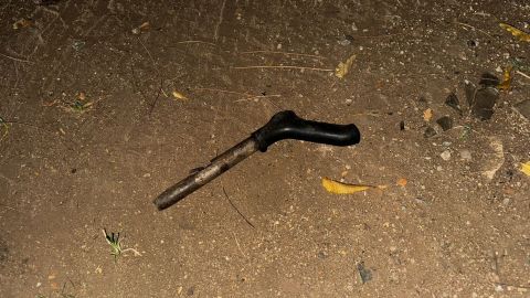Tras el altercado, militares dominicanos aseguraron un arma de fabricacion casera que presuntamente fue usada en el ataque al puesto militar fronterizo. Crédito: Presidencia de República Dominicana.