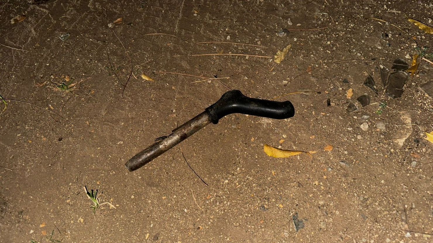 Tras el altercado, militares dominicanos aseguraron un arma de fabricacion casera que presuntamente fue usada en el ataque al puesto militar fronterizo. Crédito: Presidencia de República Dominicana.