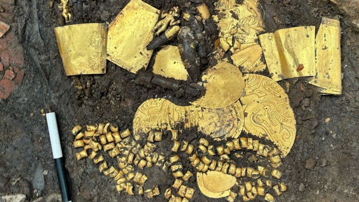 Arqueólogos en El Caño, un pueblo en la provincia de Coclé en Panamá, descubrieron la tumba de un antiguo líder llena de pectorales de oro, cinturones y collares, así como aretes en forma de figuras humanas.