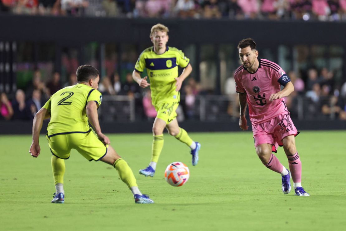 El delantero argentino del Inter Miami, Lionel Messi, durante los octavos de final del partido de fútbol de la Copa de Campeones de la CONCACAF entre Inter Miami CF y Nashville SC en el Chase Stadium de Fort Lauderdale, Florida, el 13 de marzo de 2024.