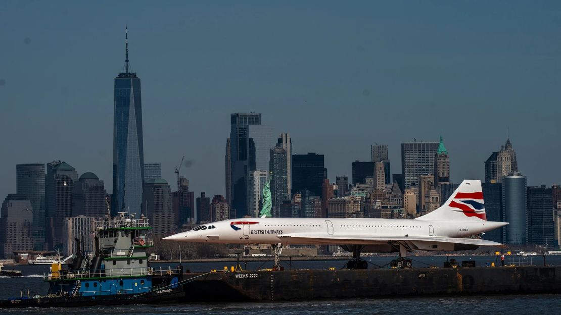 El Concorde retirado de British Airways ha estado recorriendo el río Hudson en una barcaza.