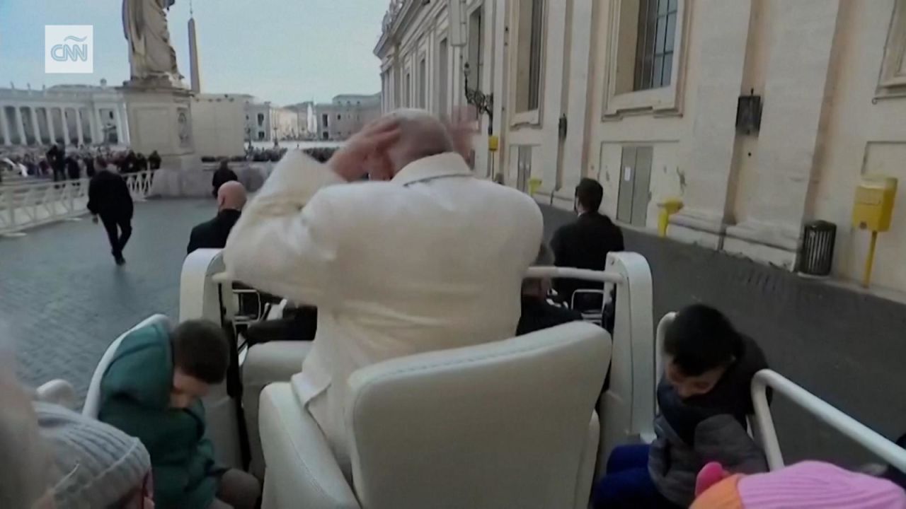 CNNE 1637453 - rafaga de viento arranca el gorro del papa francisco en el papamovil