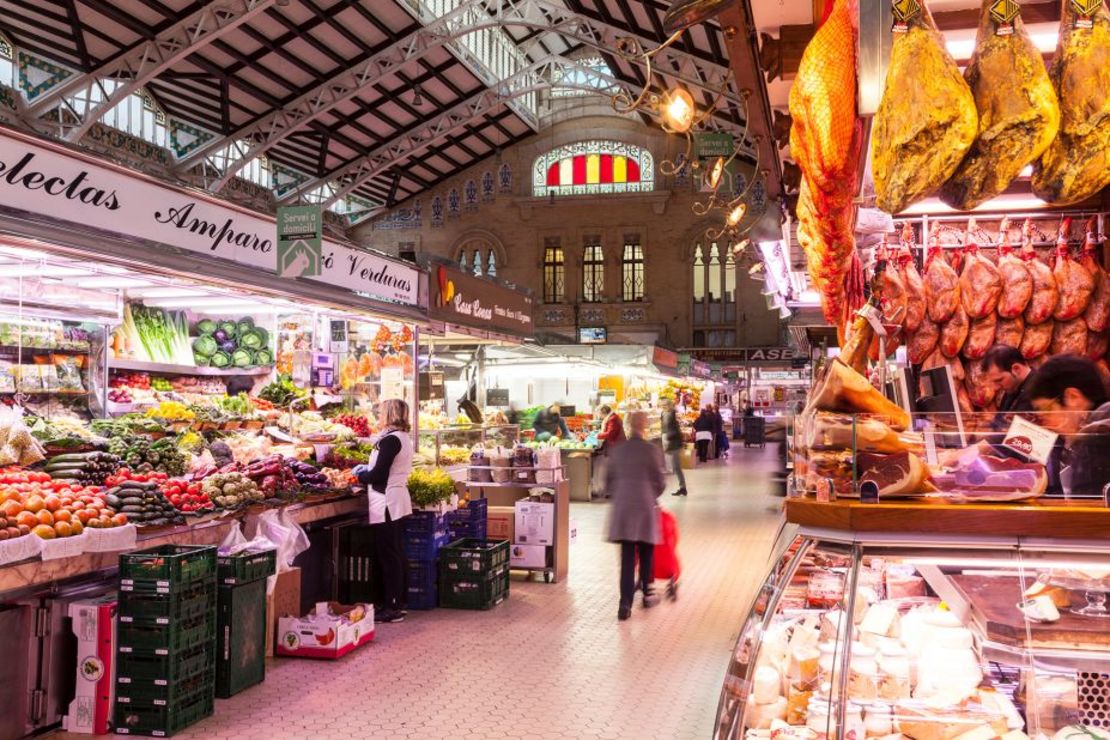 Mercado Central: este mercado cubierto, uno de los más grandes de Europa, se ha convertido en una atracción turística, pero el 80% de sus clientes son locales. Crédito: Julian Elliott Photography/Stone RF/Getty Images