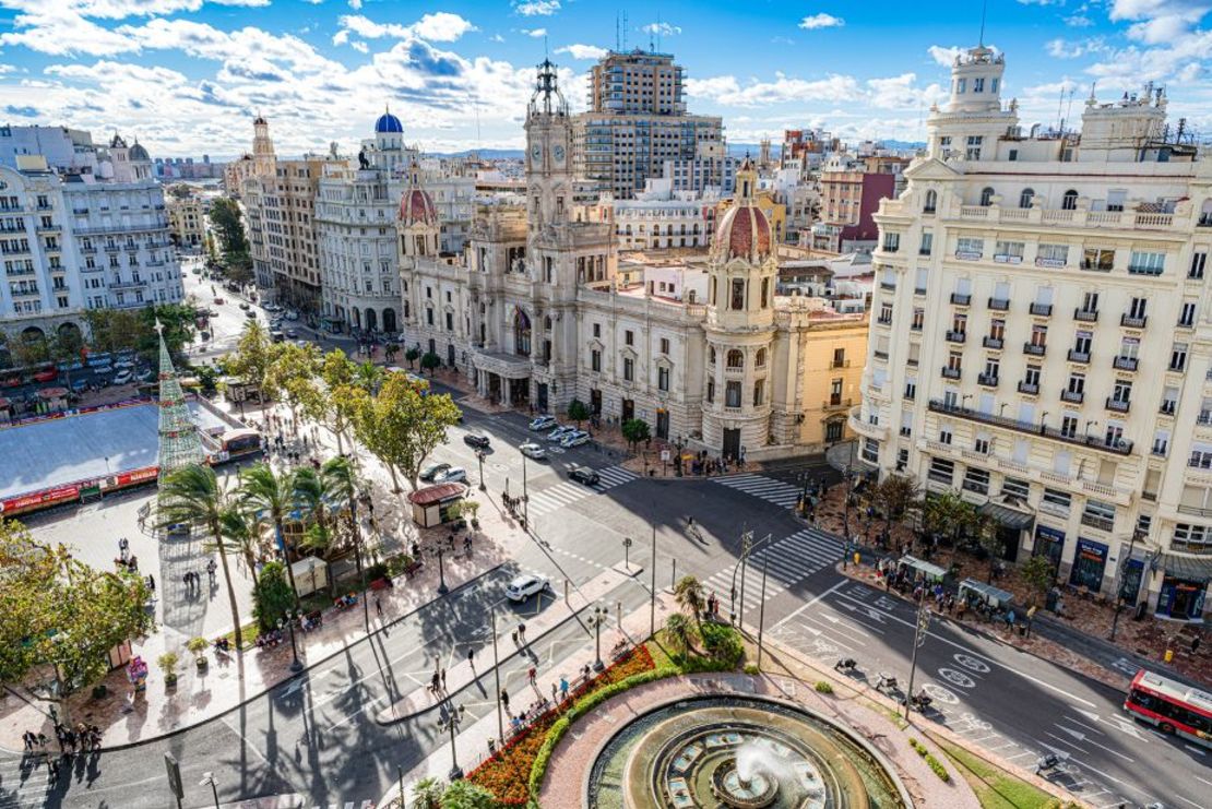 Valencia transformó varias zonas muy transitadas en zonas peatonales, incluida la rotonda central de la ciudad, donde se encuentra el Ayuntamiento de Valencia, un impresionante edificio del siglo XVIII. Crédito: fcafotodigital/iStock Unreleased/Getty Images