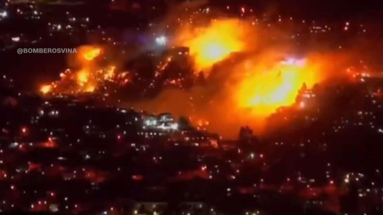 CNNE 1637522 - video muestra llamas incendiando hectareas en valparaiso