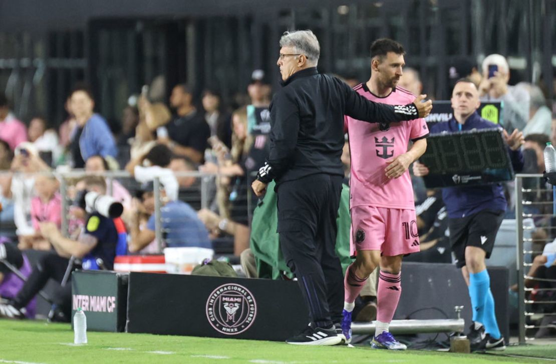 Gerardo Martino y Lionel Messi después de su sustitución durante los octavos de final del partido de fútbol de la Copa de Campeones de la CONCACAF entre el Inter Miami CF y el Nashville SC en el Chase Stadium de Fort Lauderdale, Florida, el 13 de marzo de 2024. Crédito: Chris Arjoon/AFP