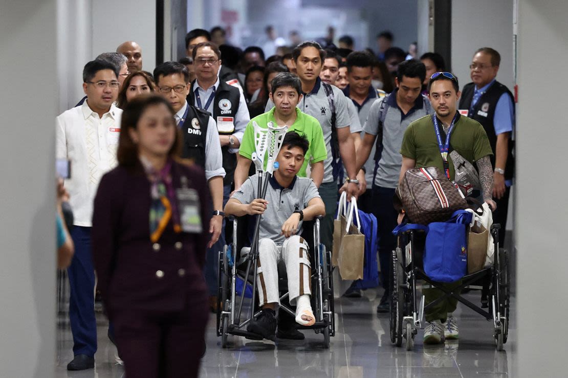 Once marinos filipinos que sobrevivieron al mortífero ataque hutí contra el buque comercial True Confidence llegaron al aeropuerto internacional de Manila el 12 de marzo de 2024. Dos tripulantes filipinos permanecen en Yibuti para recibir tratamiento médico.