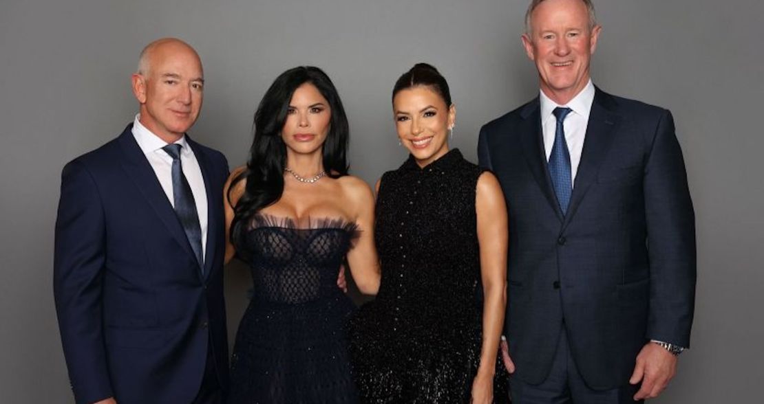 El fundador de Amazon, Jeff Bezos (izq.), y su prometida, Lauren Sánchez (centro izq.), junto a Bill McRaven (der.), almirante retirado de la Marina y exrector del Sistema de la Universidad de Texas, y la actriz y empresaria Eva Longoria (centro der.).