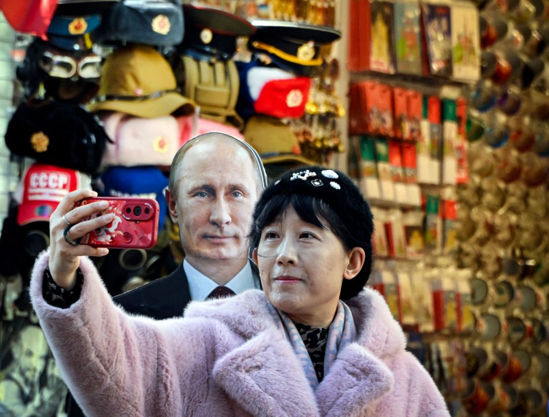 Una turista se toma una fotografía con una imagen de cartón que representa al presidente ruso Vladimir Putin en la turística calle Arbat en el centro de Moscú el 11 de marzo de 2024. Las elecciones presidenciales rusas se llevarán a cabo durante un período de tres días, del 15 al 17 de marzo.