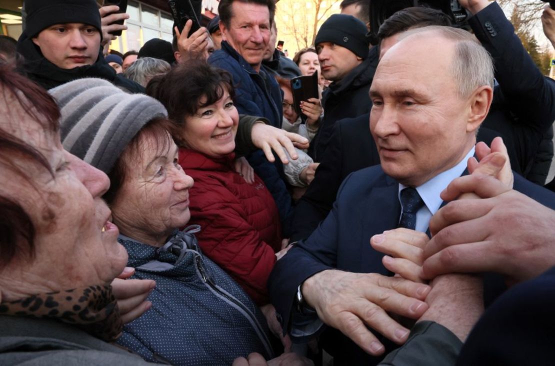 En esta fotografía distribuida por la agencia estatal rusa, el presidente Vladimir Putin (R) se reúne con residentes locales después de una visita al complejo de invernaderos Solnechniy Dar, parte del holding agroindustrial ECO-Culture, en Stavropol el 5 de marzo de 2024.