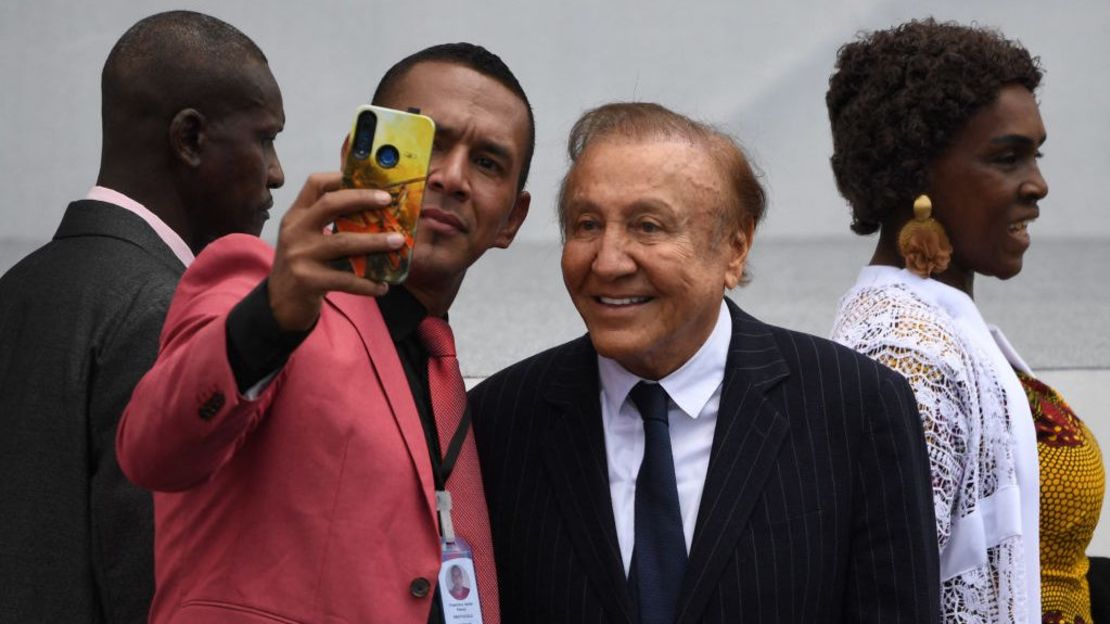 El excandidato presidencial colombiano Rodolfo Hernández (R) posa para una selfie, el 7 de agosto de 2022.