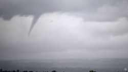 CNNE 1637961 - captan imagenes de un tornado en ohio