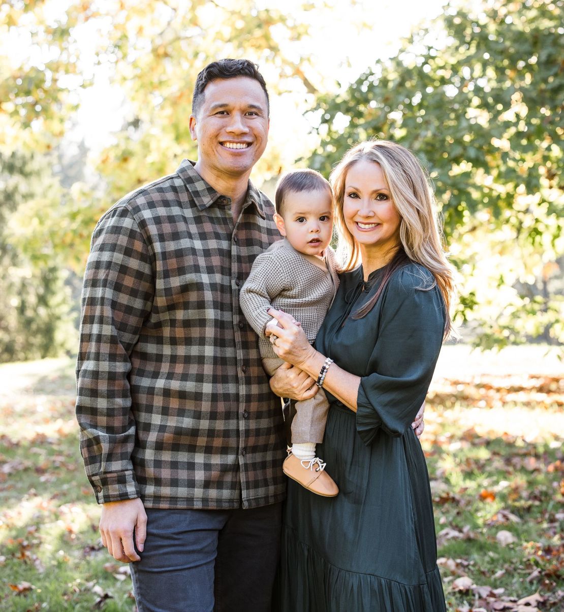 Esta es una foto reciente de Aaron y Christian con su hijo Cruz, que nació el año pasado. Crédito: Laura Santos Fotografía