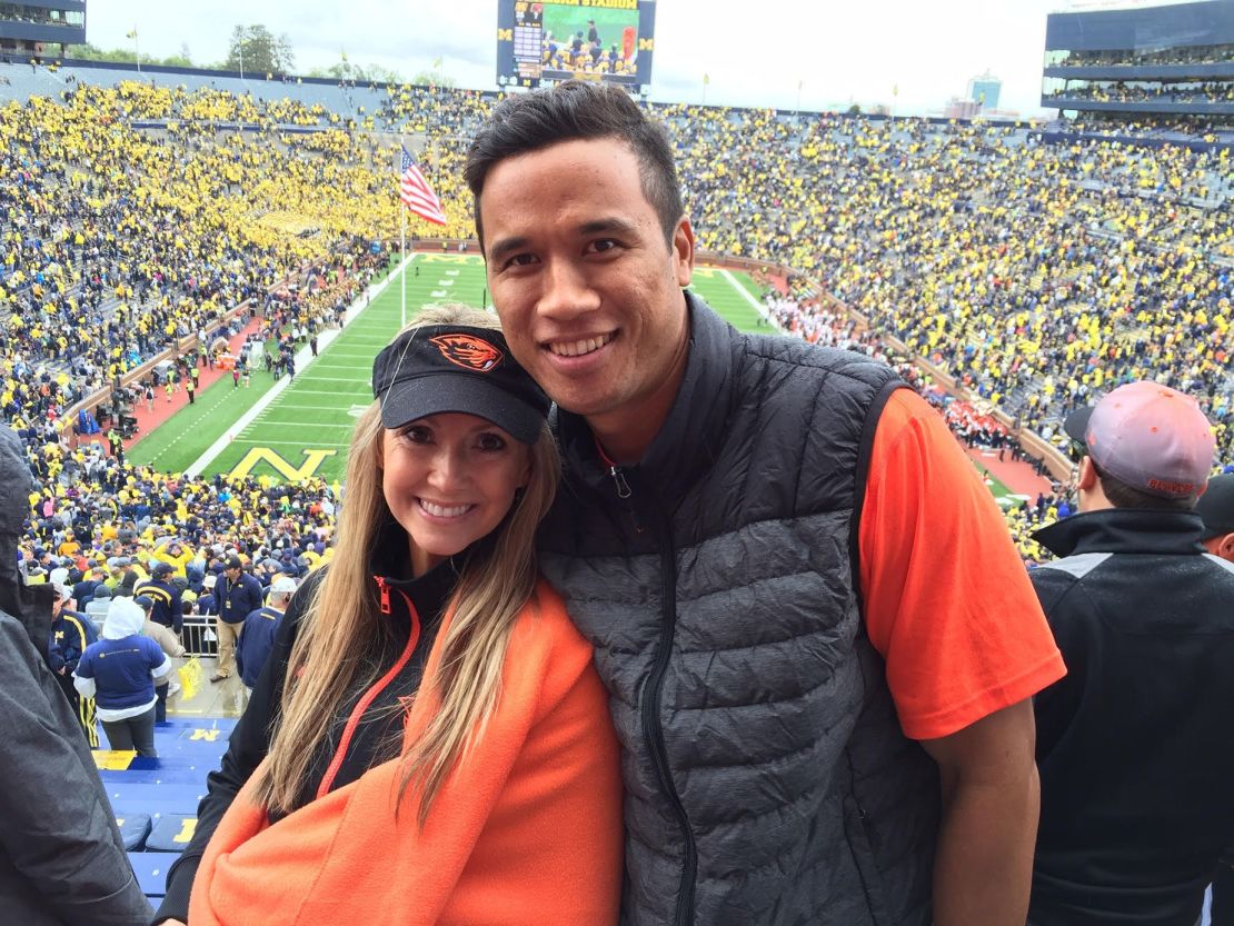 Aquí están Christian y Aaron en su primera cita, viendo jugar al fútbol a su alma mater Oregon State. Crédito: Christian Maluo y Aaron Maluo