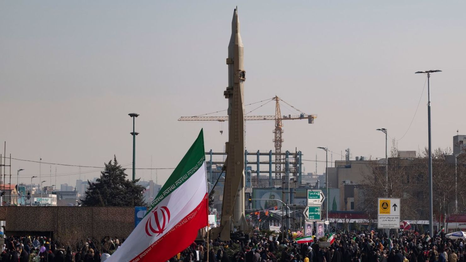 Un misil balístico iraní de medio alcance Sejjil de combustible sólido se muestra en la plaza Azadi en el oeste de Teherán durante una manifestación el 11 de febrero. Crédito: Morteza Nikoubazl/NurPhoto/Getty Images/Archivo
