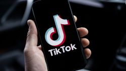 CNNE 1638108 - italia multa a tiktok por us$ 11 millones