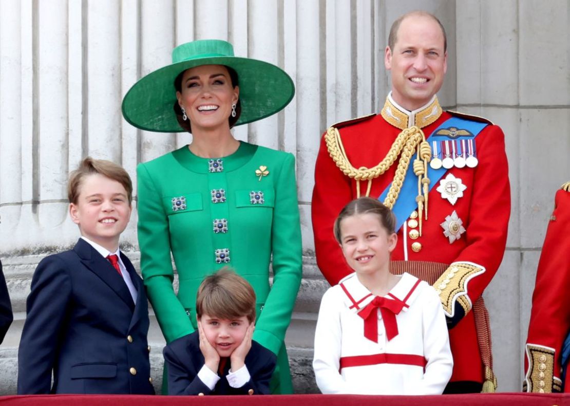 El príncipe William, príncipe de Gales, el príncipe Louis de Gales, Catalina, princesa de Gales , la princesa Charlotte de Gales y el príncipe George de Gales en el balcón del Palacio de Buckingham durante la conmemoración "Trooping the Colour" el 17 de junio de 2023 en Londres, Inglaterra. Crédito: Chris Jackson/Getty Images