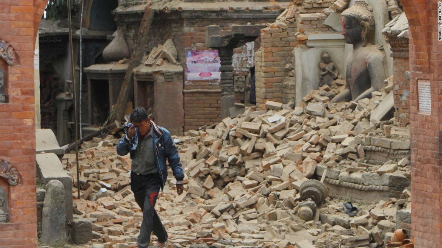 Un hombre desconsolado camina entre las ruinas que dejó el terremoto de 7,8 grados en Nepal