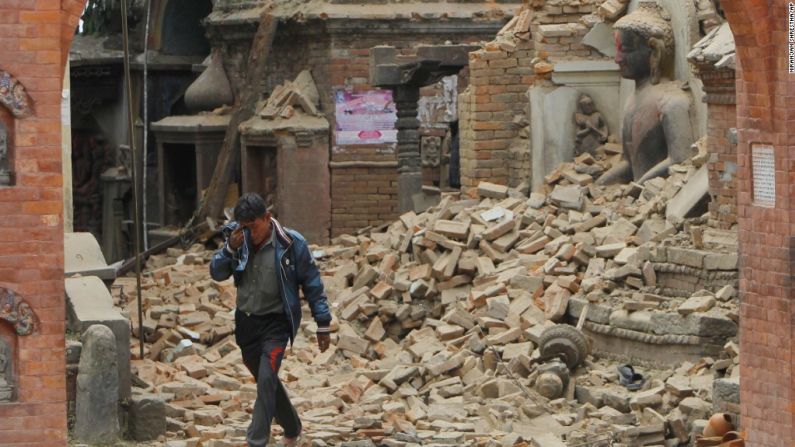 Un hombre desconsolado camina entre las ruinas que dejó el terremoto de 7,8 grados en Nepal.