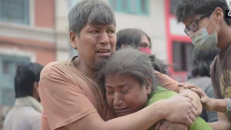 Un rescatista consuela a sobrevivientes del terremoto en Nepal.