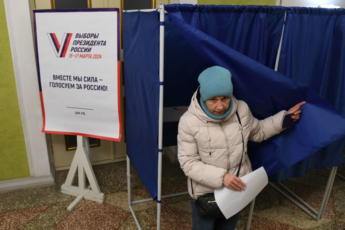 Una mujer vota en las elecciones presidenciales de Rusia en un colegio electoral en Donetsk, Ucrania controlada por Rusia, en medio del conflicto Rusia-Ucrania el 16 de marzo de 2024.