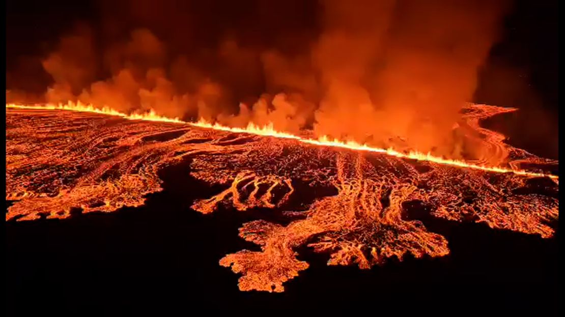 Erupción volcánica en la península de Reykjanes, Islandia.