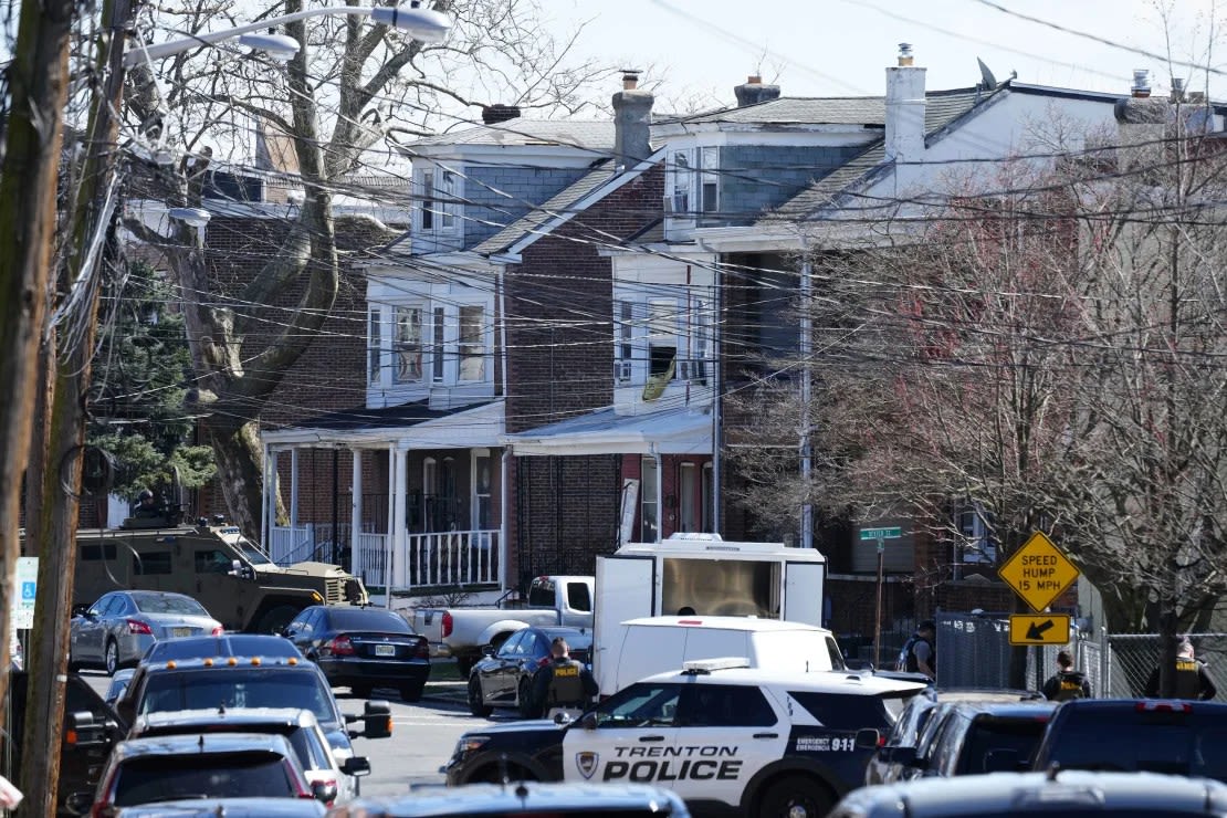 La policía rodea una casa en Trenton, Nueva Jersey, donde creían que estaba el hombre sospechoso de matar a tres personas este sábado.