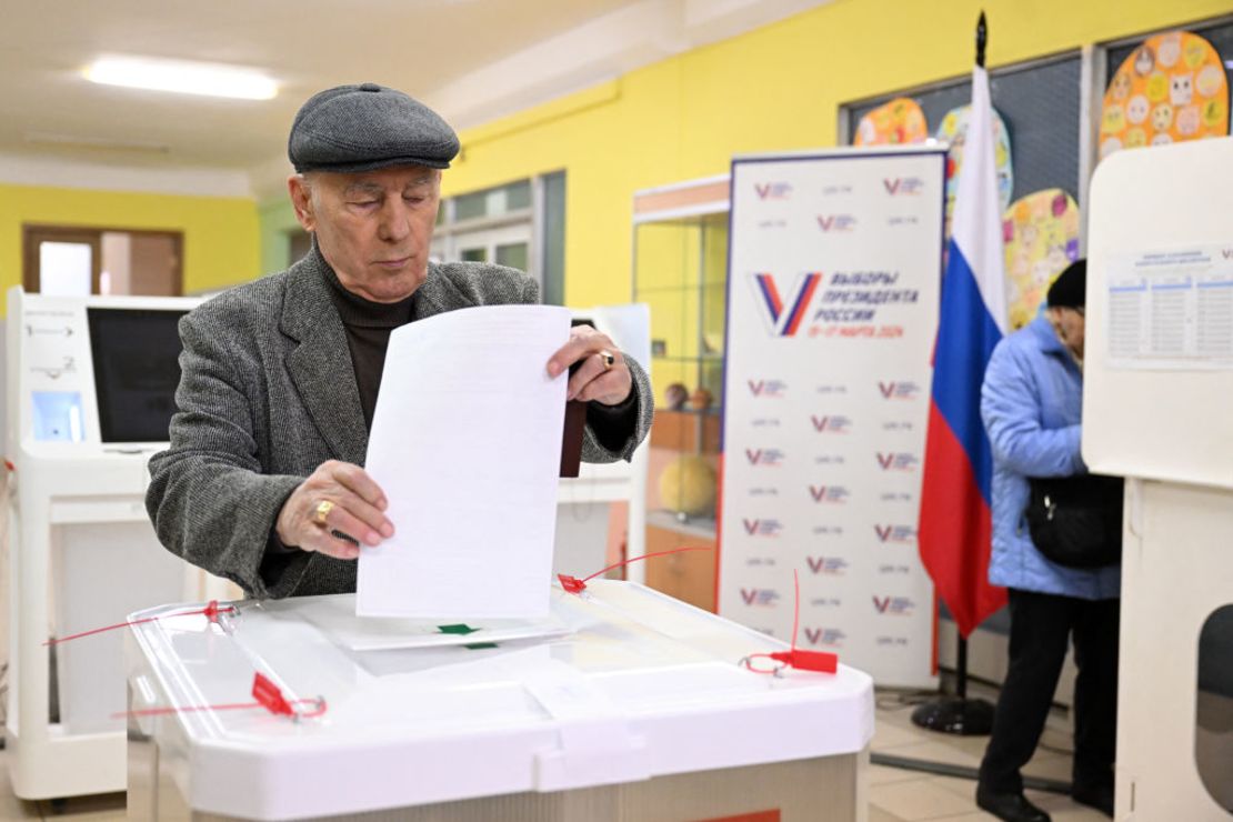 Un hombre emite su voto en las elecciones presidenciales de Rusia en un centro electoral en Moscú el 17 de marzo de 2024.