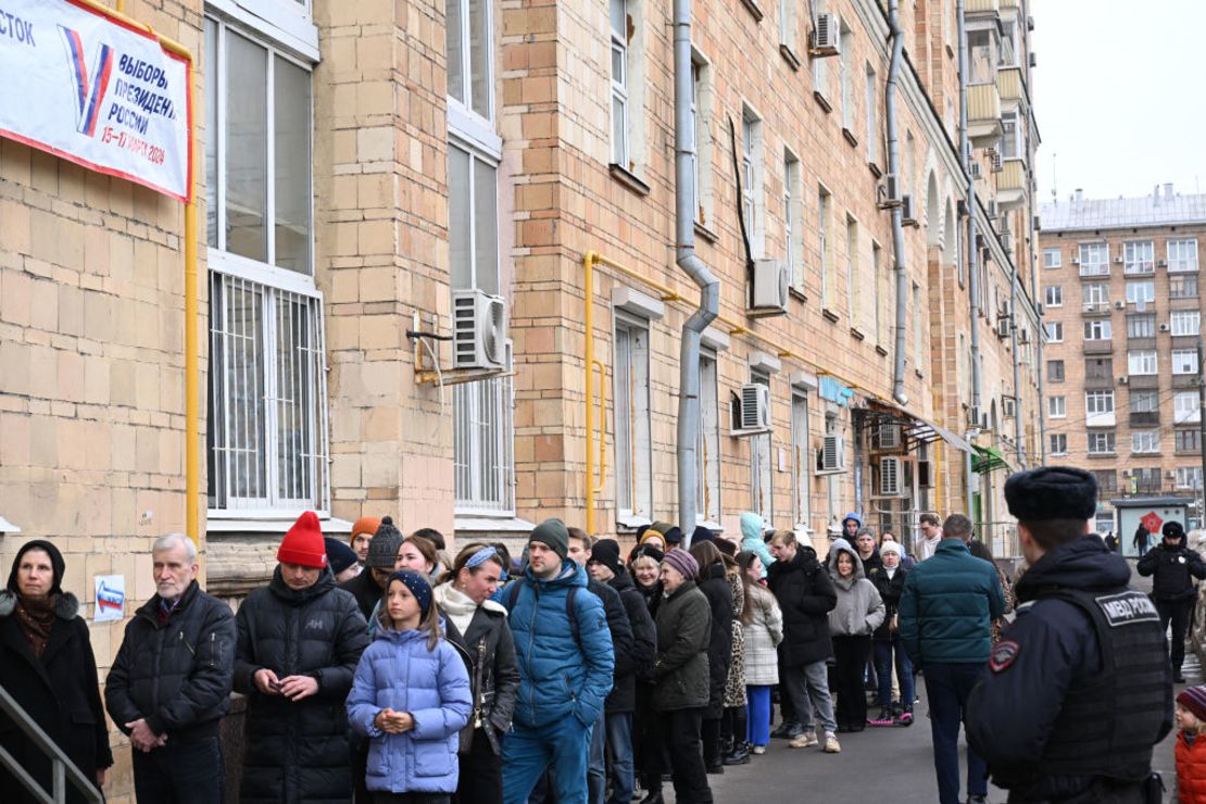 La gente hace fila frente a un centro electoral durante las elecciones presidenciales de Rusia en Moscú el 17 de marzo de 2024. La oposición rusa ha pedido a la gente que acuda a las urnas el 17 de marzo de 2024, al mediodía.