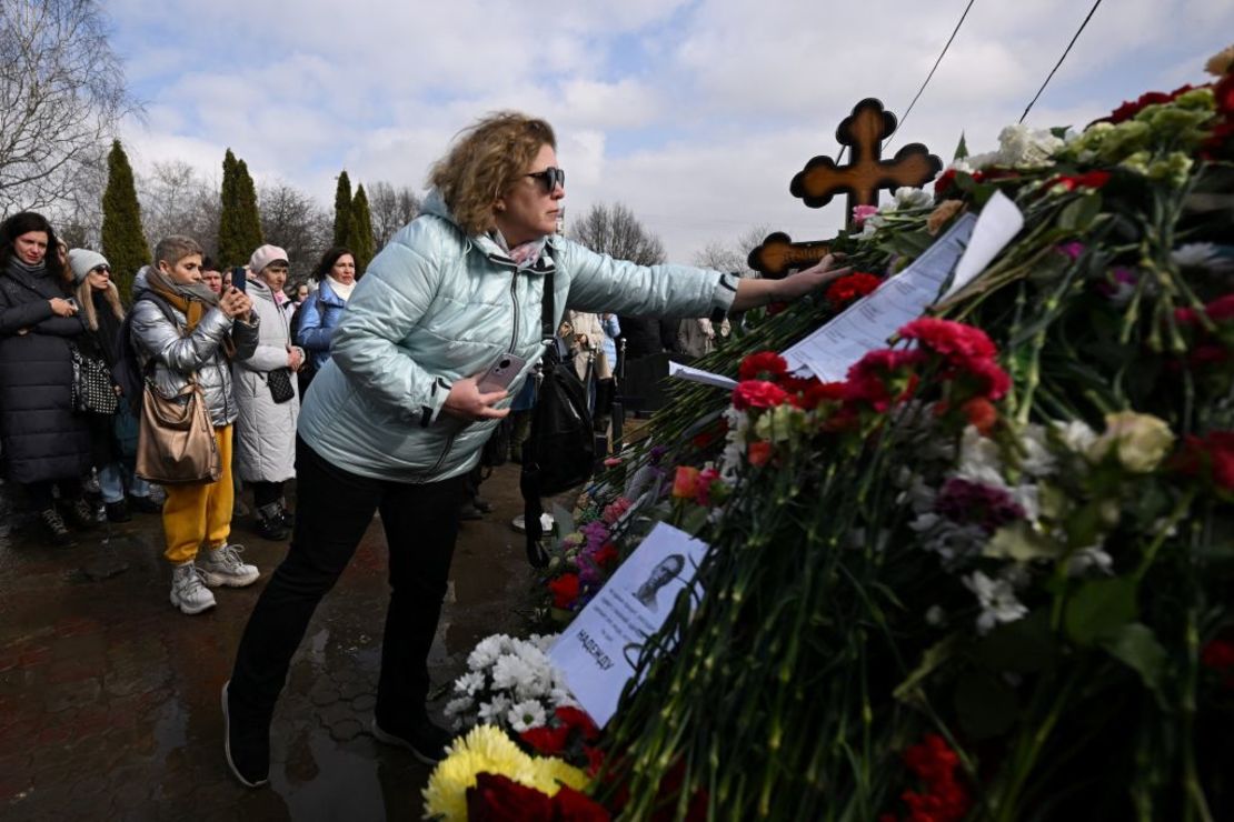 Una mujer deposita flores en la tumba del fallecido líder de la oposición rusa Alexey Navalny el día de las elecciones presidenciales de Rusia en Moscú el 17 de marzo de 2024.