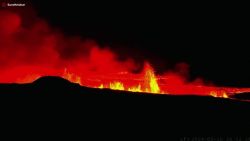 CNNE 1638830 - asi fluye la lava de este volcan de islandia