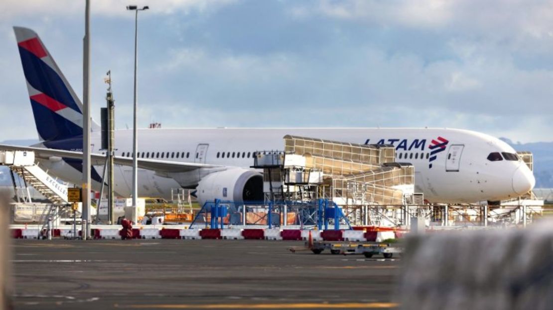 El avión Boeing 787 Dreamliner de LATAM Airlines que un día antes perdió repentinamente altura en pleno vuelo, al caer violentamente e hiriendo a decenas de aterrorizados viajeros, es visto en la pista del Aeropuerto Internacional de Auckland, en Auckland, el 12 de marzo de 2024.