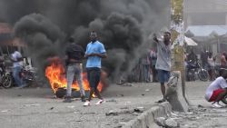 CNNE 1638910 - vecindarios en haiti se unen para defenderse de las pandillas