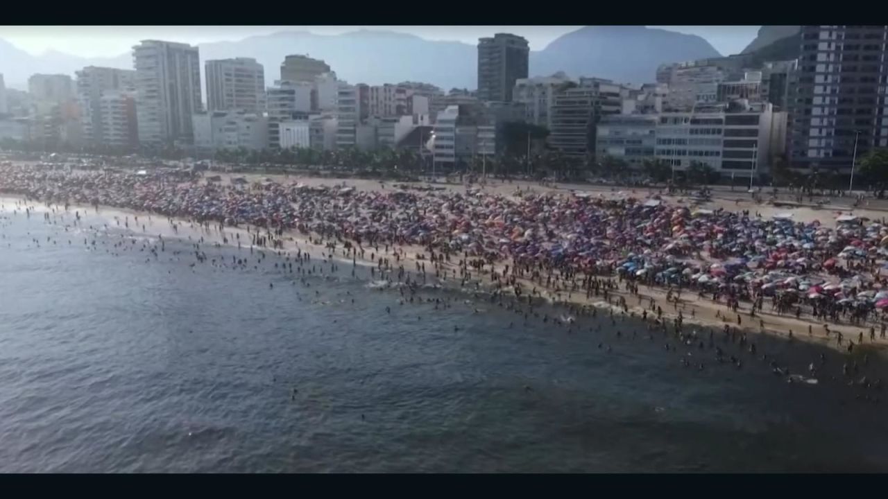 CNNE 1639143 - playas de rio de janeiro abarrotadas ante calor sin precedentes